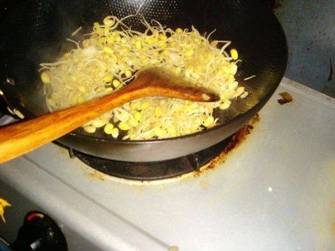 豆芽炝锅面步骤4