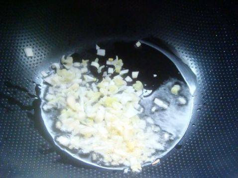 西红柿鸡蛋炸酱面步骤4