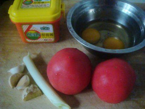 西红柿鸡蛋炸酱面步骤1