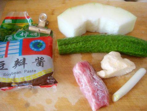 双瓜肉末炸酱面步骤1