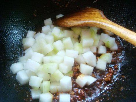 双瓜肉末炸酱面步骤7