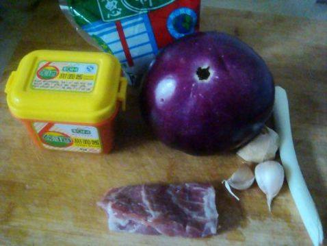 茄丁肉酱绿豆面步骤1