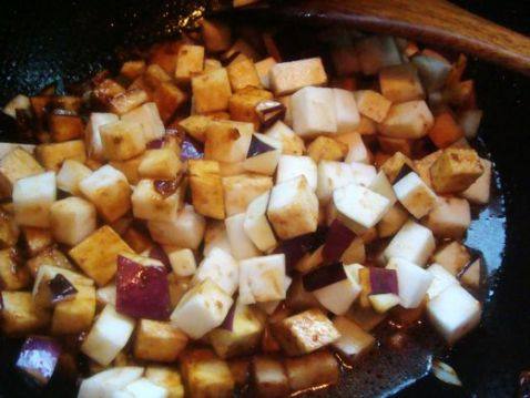 茄丁肉酱绿豆面步骤7