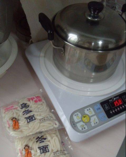 营养蛋香火腿鸡汤烩面步骤2