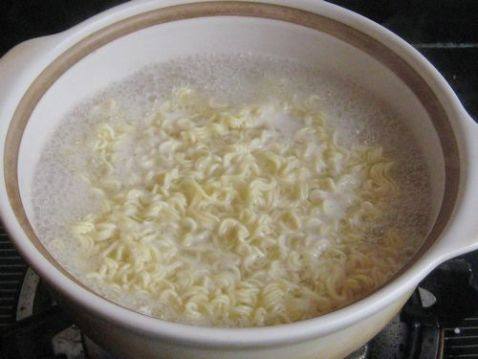 生菜叶鸡蛋煮泡面步骤3