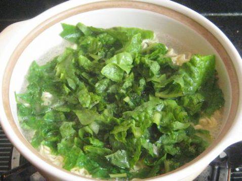 生菜叶鸡蛋煮泡面步骤4