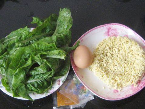 生菜叶鸡蛋煮泡面步骤1