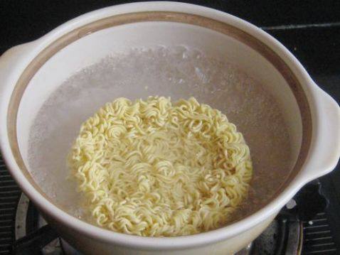 生菜叶鸡蛋煮泡面步骤2