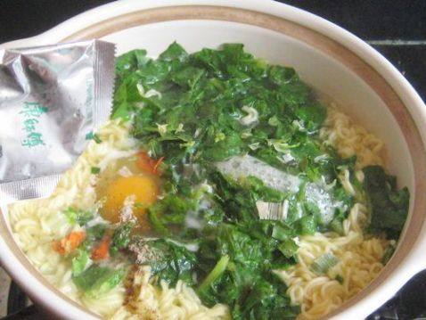 生菜叶鸡蛋煮泡面步骤6