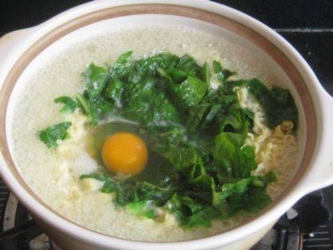 生菜叶鸡蛋煮泡面步骤5