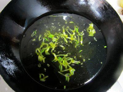 芹菜叶胡萝卜面条步骤3