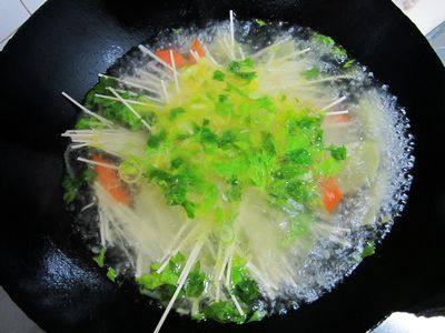 芹菜叶胡萝卜面条步骤5