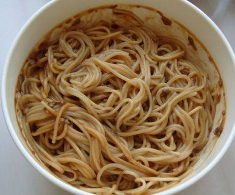 海味鲜蔬麻酱拌面步骤8