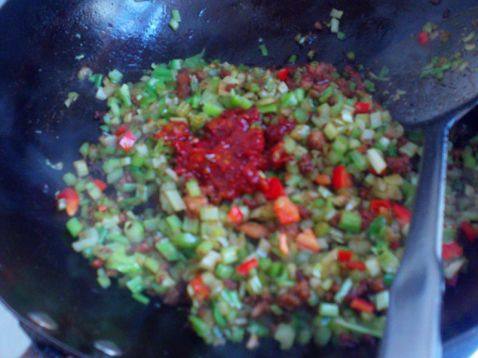 芹菜肉炸酱面步骤4
