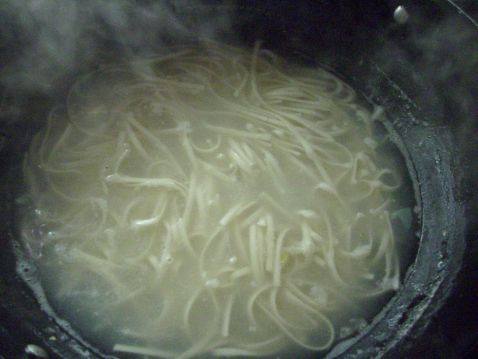 洋葱鸡蛋面步骤4