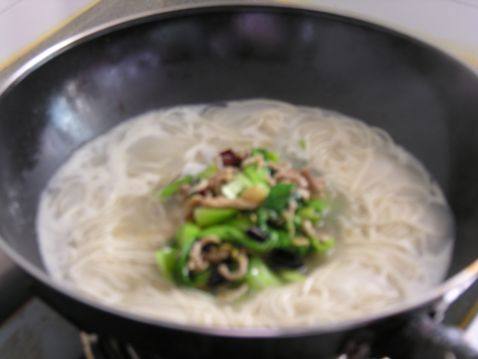 青菜肉丝面步骤10