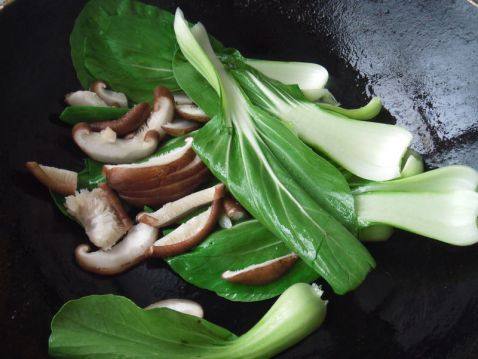 香菇油菜炒面步骤4