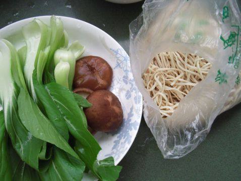 香菇油菜炒面步骤1