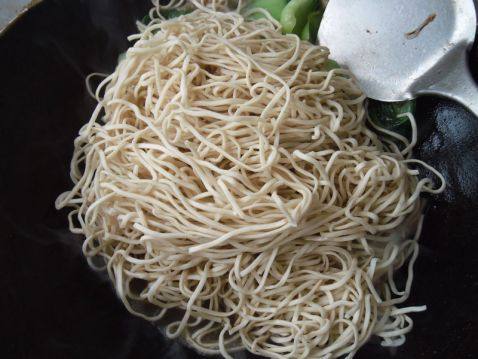 香菇油菜炒面步骤5
