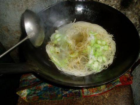 蛋花丝瓜面步骤6
