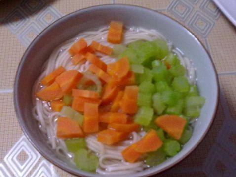 蔬菜猪脚面步骤3