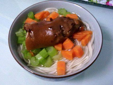 蔬菜猪脚面步骤4