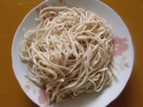 金针菇肉丝鸡汤面步骤5