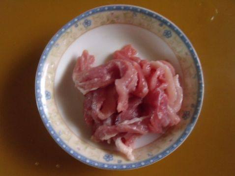 金针菇肉丝鸡汤面步骤2