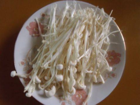 金针菇肉丝鸡汤面步骤1