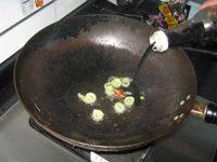 虾仁菜豆面步骤4