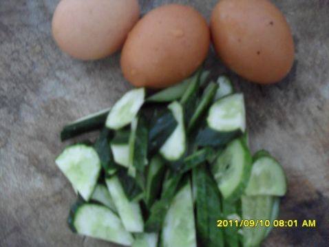 黄瓜火腿鸡蛋面步骤1
