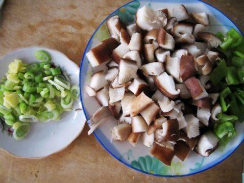 香菇牛肉炸酱面步骤1