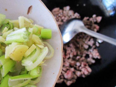 香菇牛肉炸酱面步骤4
