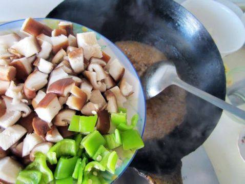 香菇牛肉炸酱面步骤7