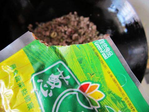 香菇牛肉炸酱面步骤5