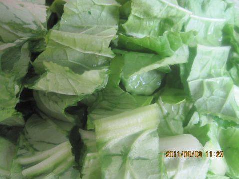 土豆茄丁白菜盖面步骤2