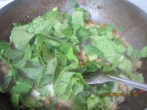 土豆茄丁白菜盖面步骤6