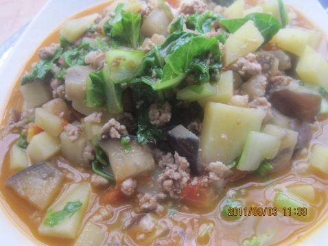 土豆茄丁白菜盖面步骤7