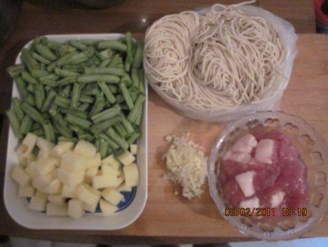 豆角土豆焖面步骤1