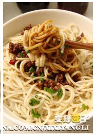 豆酱蒜香牛肉拌面步骤8