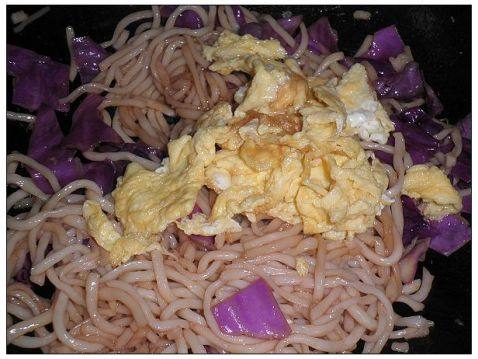 甘蓝鸡蛋炒面步骤6