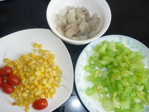 海鲜蔬菜拌面步骤1