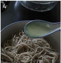 鲜虾焖面步骤4