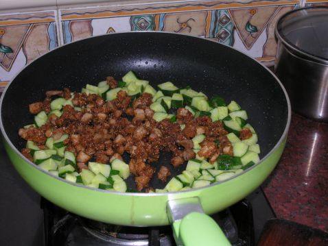 肉丁拌面步骤3