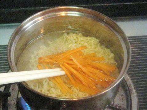 胡萝卜韭菜鸡蛋方便面步骤5