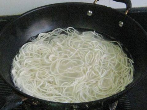 香菇胡萝卜炒面步骤1