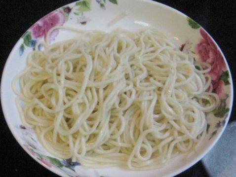 香菇胡萝卜炒面步骤2