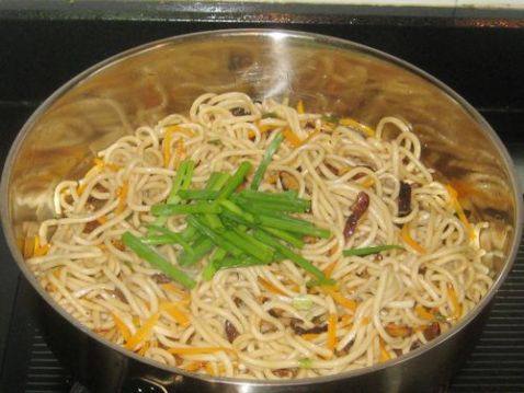 香菇胡萝卜炒面步骤7