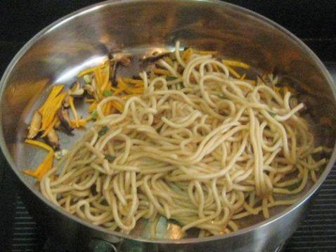 香菇胡萝卜炒面步骤6