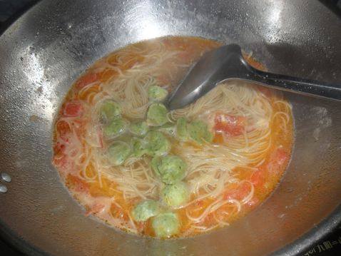 番茄鸡蛋丸子面条步骤6